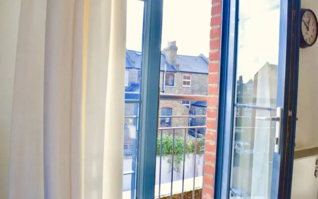 Spacious 2 Bedroom Stoke Newington Flat