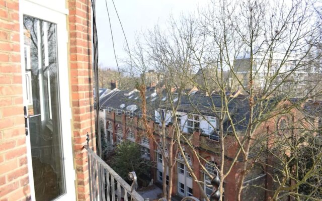 1 Bedroom Apartment With Beautiful Views in Hampstead