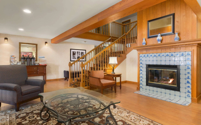 Country Inn & Suites by Radisson, Holland, MI