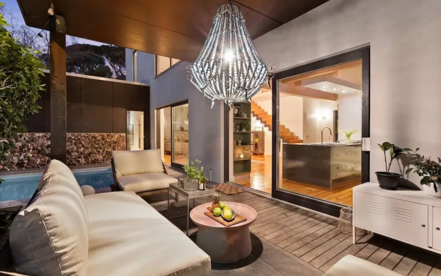 Higgo Crescent Villa