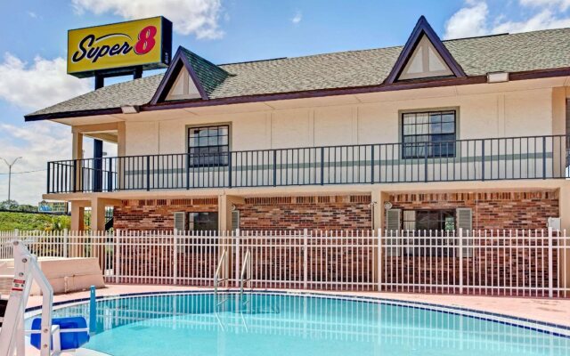 Super 8 by Wyndham Tampa U.S.F. Near Busch Gardens Downtown