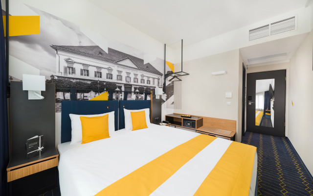 D8 Hotel