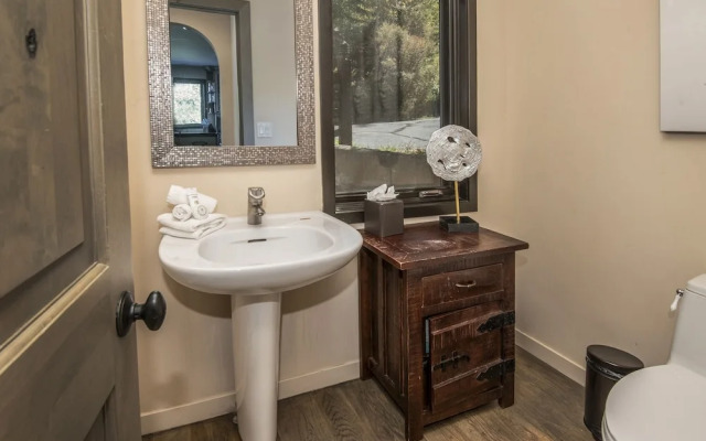 814 Eagle Dr. 4 Bedroom Home by RedAwning