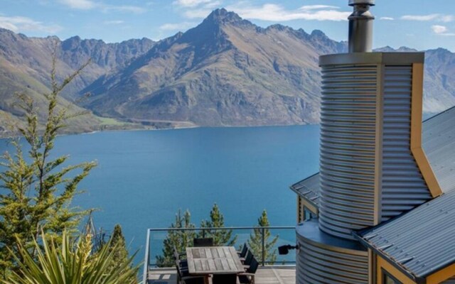Muna Moke Lake And Mountain Views