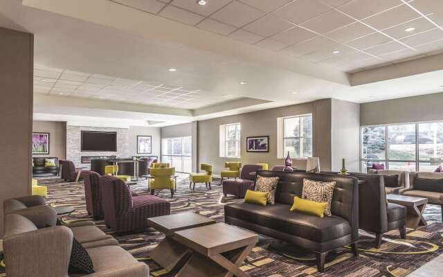 La Quinta Inn & Suites by Wyndham Cincinnati Sharonville