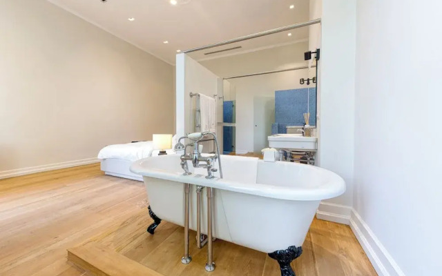 Luxurious 3-Bedroom 280sqm center