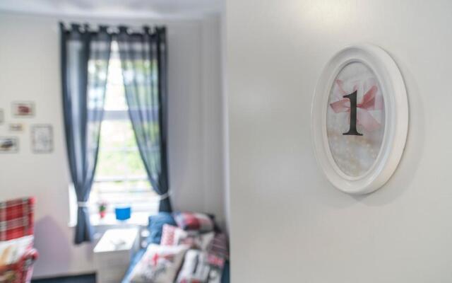 Hostel "Night o'clock" - restauracja, parking i darmowa siłownia