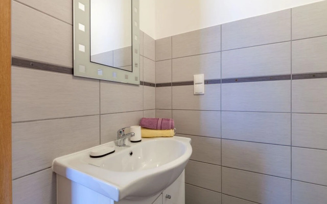 Ana - Free Parking - SA2