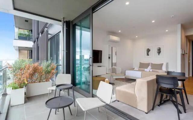 Sleek Modern Studio With Balcony!