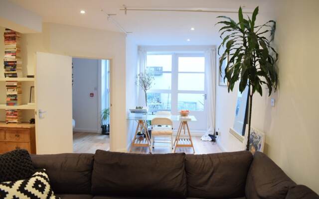 Arty 1 Bedroom Apartment in Camberwell Sleeps 2