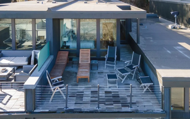 ALOFT Airy Design Townhouse with Columbia River View by RedAwning