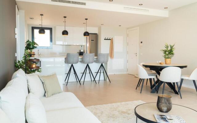 Stunning modern 4 bedroom apartment by the beach
