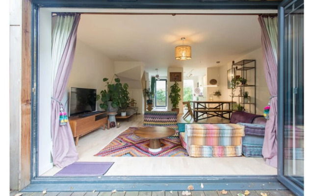 Trendy & Bright Bohemian House in Forest Hill