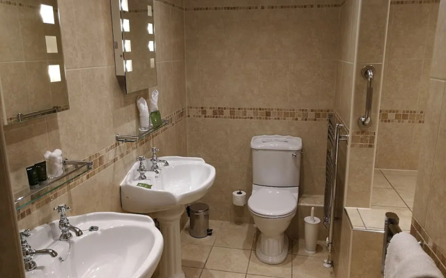 Feathers Hotel, Bar and Restaurant