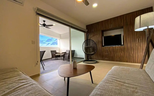 Luxury Condo 10 min walk from the Beach