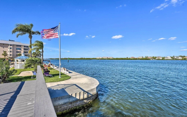 < 1 Mi to Siesta Key Beach: Condo w/ Pool