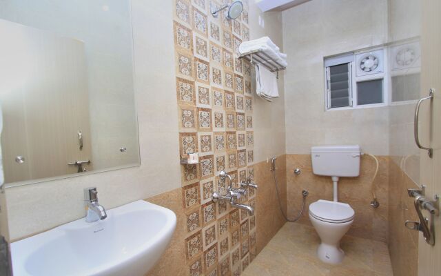 OYO 9605 Hotel Golden Inn