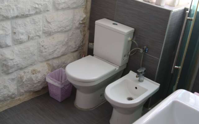 Hommus Hostel (New)