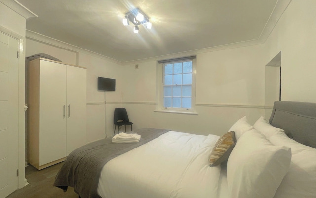 Centrally Located Budget Apartment, 3mins to Tube