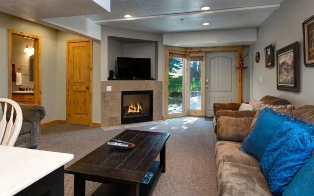2BR Empire House Condo by RedAwning