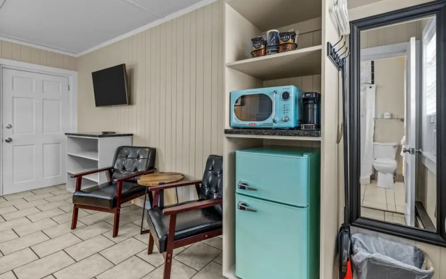 Dolphin Oceanfront Motel