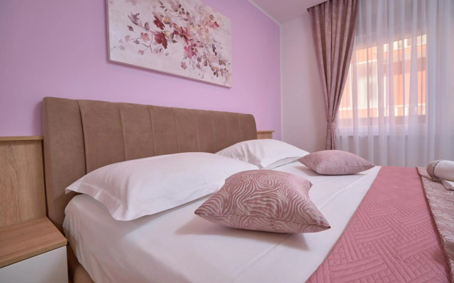 M Entire floor in a spacious house with pool