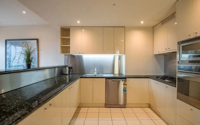 Elegant 4B 2B Unit in Melbourne CBD w/ Parking!