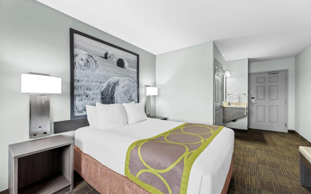 Super 8 by Wyndham Saskatoon Near Saskatoon Airport