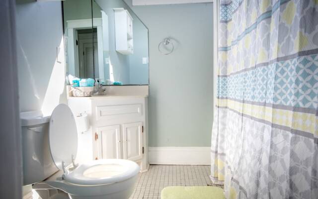 Cozy 2 BR at Constance Street