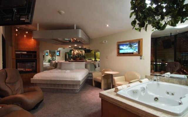 Sybaris Pool Suites Indianapolis