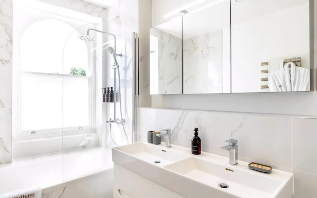 Light & Luxury Chelsea Apartment: Private Balcony!