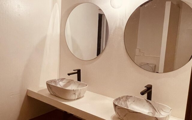 Casa Colinas Roxas by Portucasa