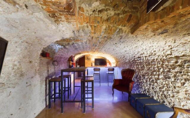 Immaculate 6 Bed House - Unique Cellar Bar- Airbnb