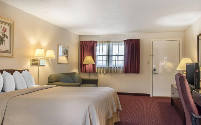 Quality Inn Breeze Manor