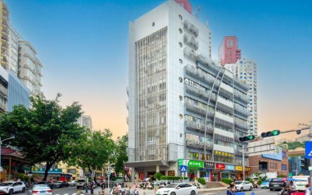 Golden Phoenix Hotel (Huangbeiling subway station, Shenzhen)