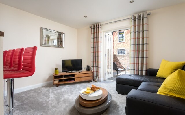 Elliot Oliver - 2 Bedroom Garden Apartment With Parking