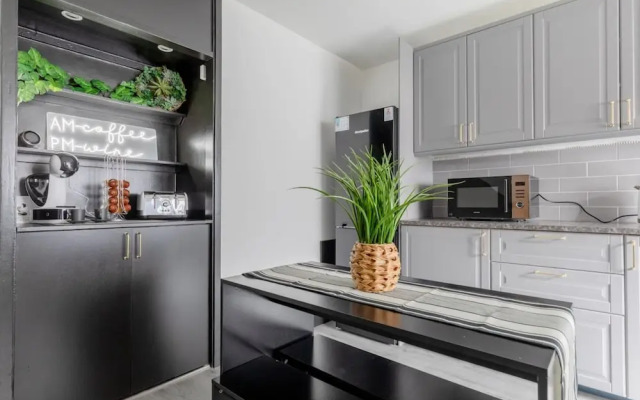 Newly Renovated 3BD Home, Islington!