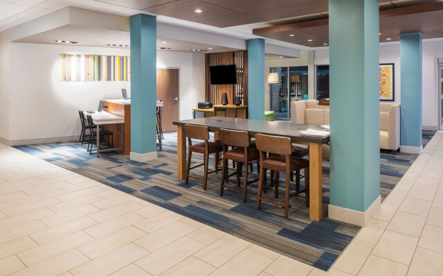 Holiday Inn Express & Suites Kingdom City by IHG