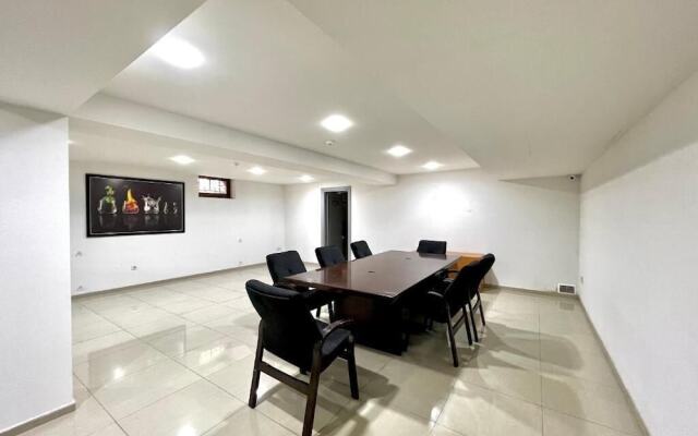 8 Queen Tamar Ave