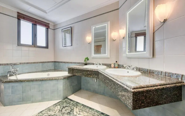 Glamourous Beachfront Villa on The Palm w Pool