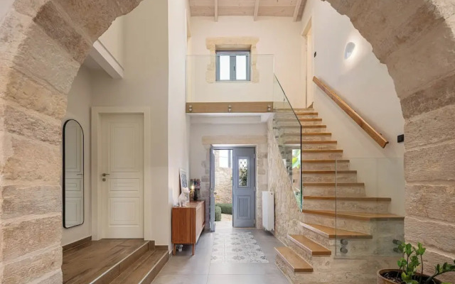 Artemis Apollonas Villa