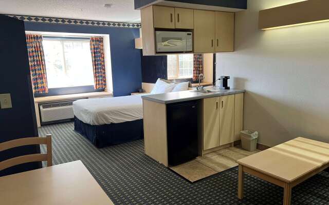 Days Inn & Suites by Wyndham Hutchinson