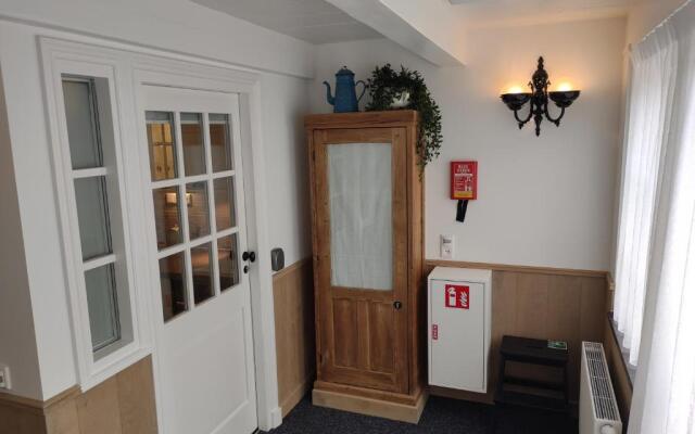 VRYE HEERLYKHEYD ( adults only ) studio 2