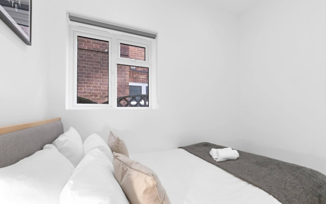 Modern 4 Bedroom Apartment in London with Parking + Garden
