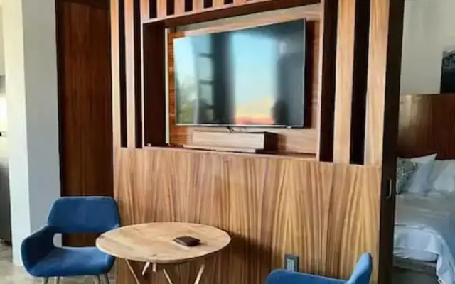 Isla Bistro Condos by Lubeck HCollection