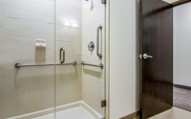 Comfort Suites Wooster near University Campus
