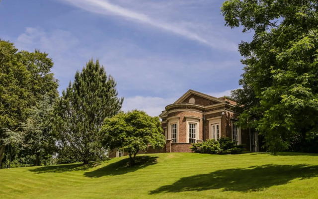 De Courceys Manor