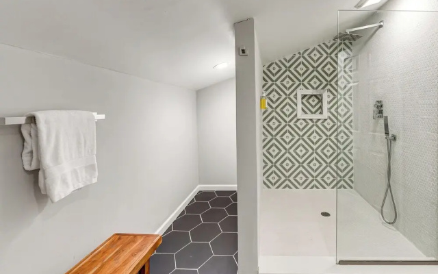 Hot Tub + Game Room: Spacious Poconos Escape!