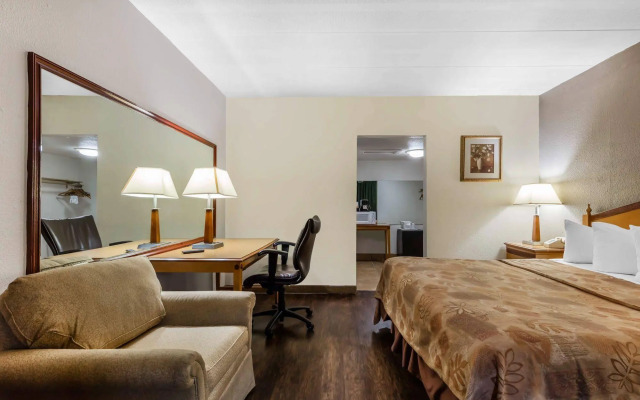 Econo Lodge Inn & Suites