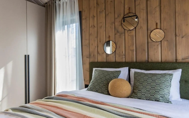 Пaноpaмный дом в хвойнoм лесу с сaуной